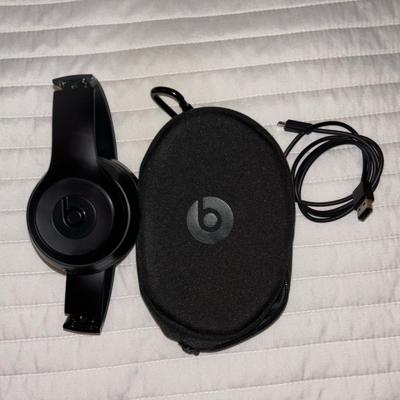 Beats Solo3 Wireless On-Ear Headphones - Picture 4 of 4